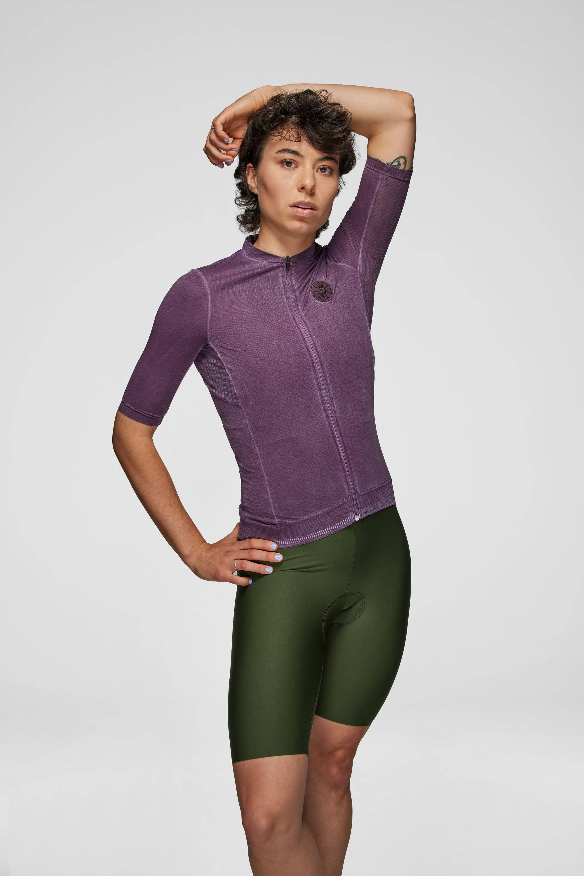 Model is wearing a size S jersey and S bib short
