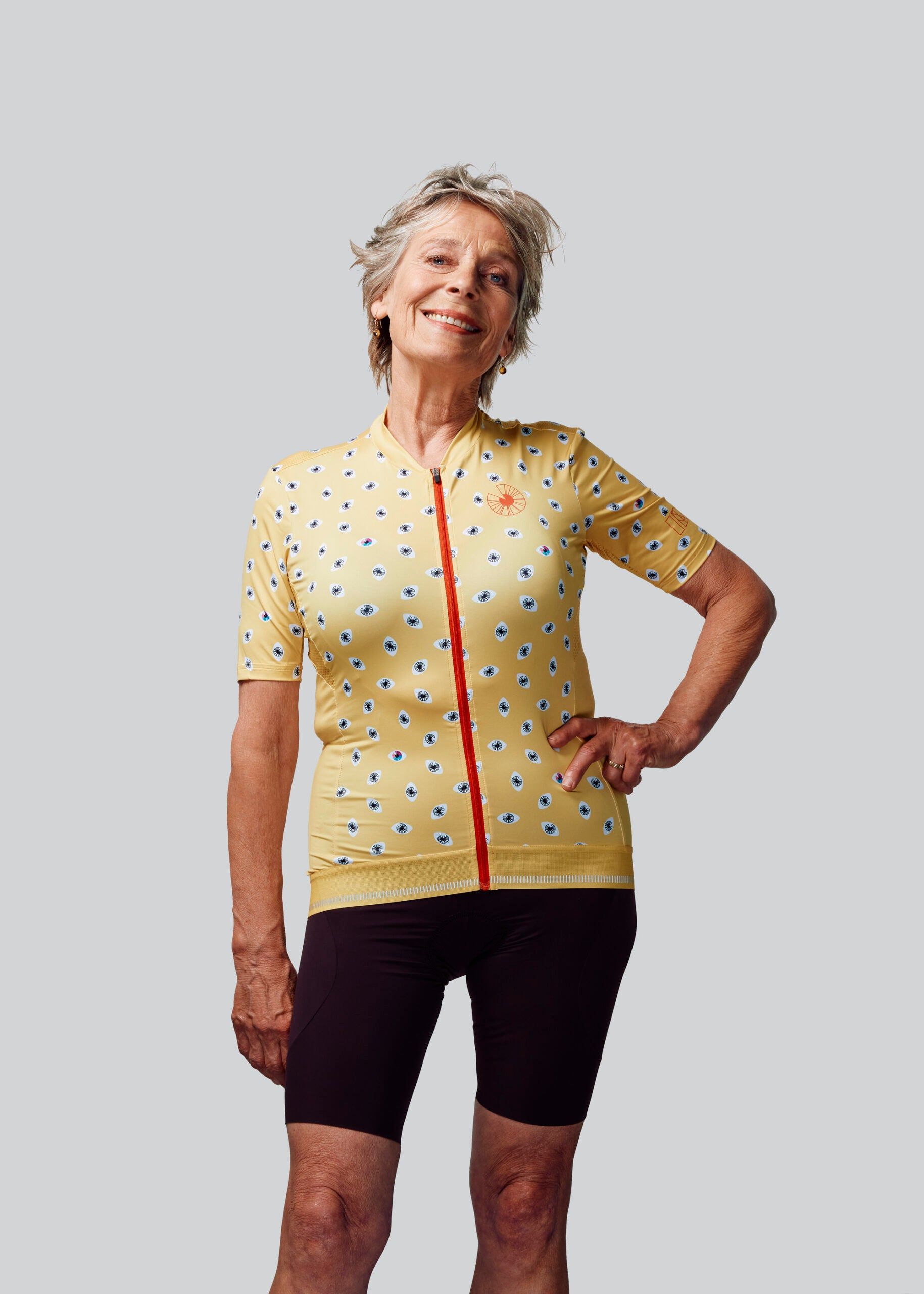 Ellen wears a size L jersey and M bib short
