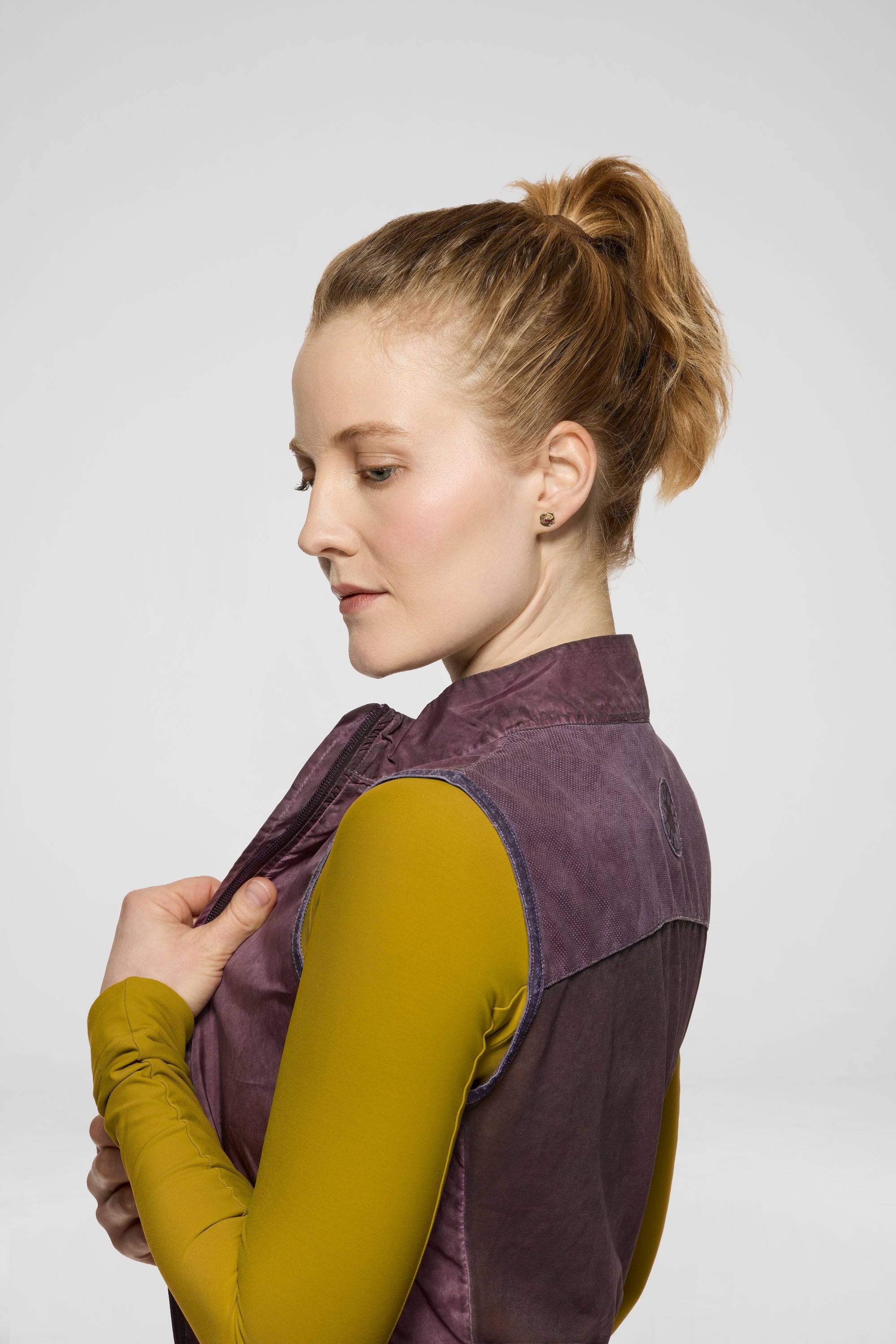 Combined with the Just in Case gilet in Carota Nero