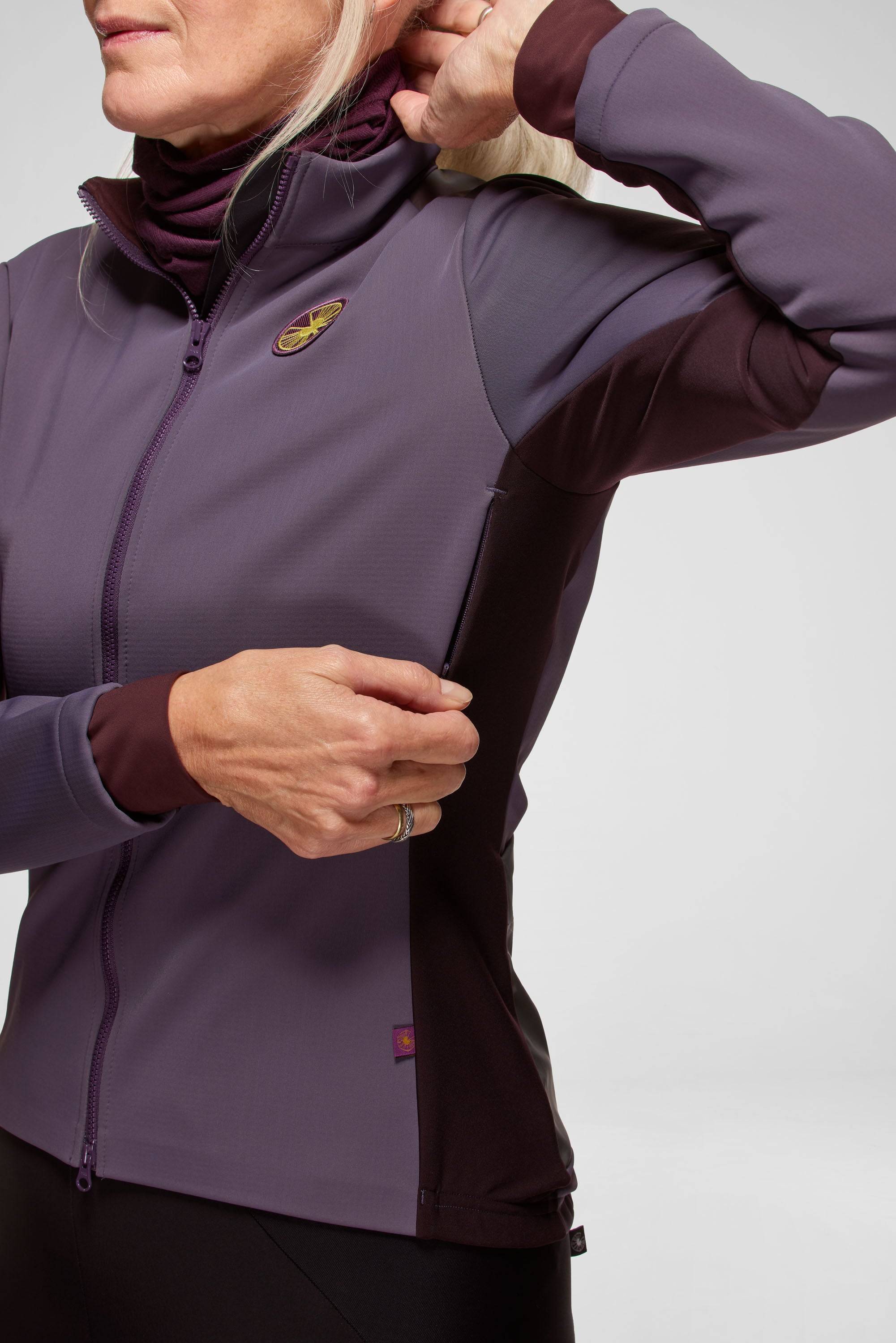Zipped vents in the armpits prevent the risk of overheating
