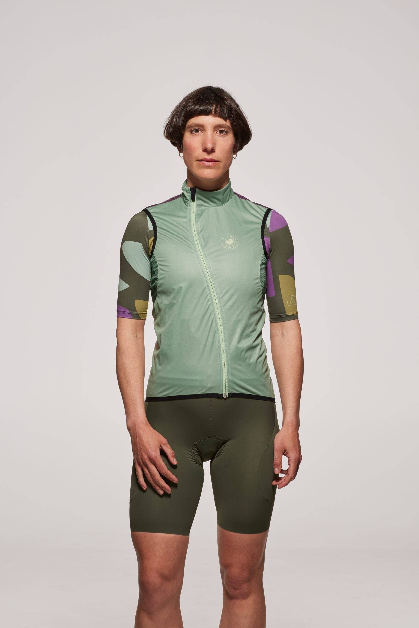 Model is wearing a size S Gilet and XS Jersey
