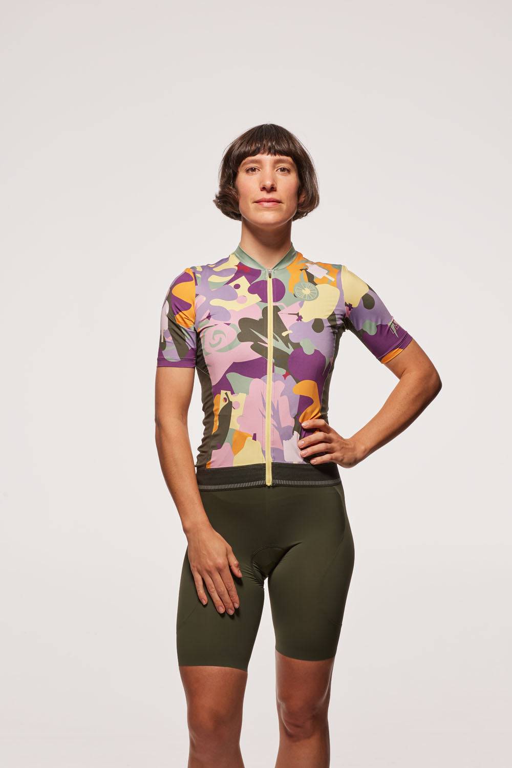 Model is wearing a size XS Jersey and S Bib shorts